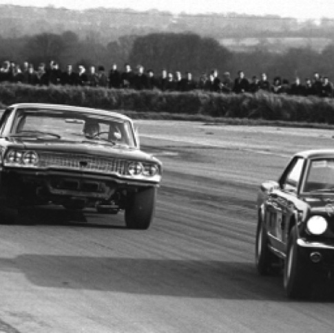 Snetterton 1964 : Jim à la poursuite de Brian Muir sur une Ford Galaxie et Mike Salmon suer une Ford Mustang